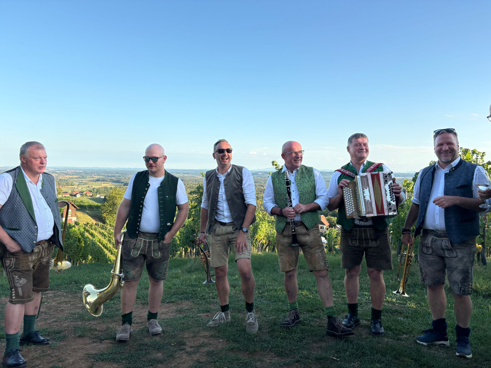Die Outback Bradler vor den Weinbergen der Steiermark